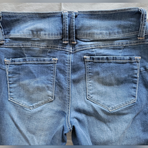 Size 9 Evernore Crop Jeans. Like New - Picture 4 of 6